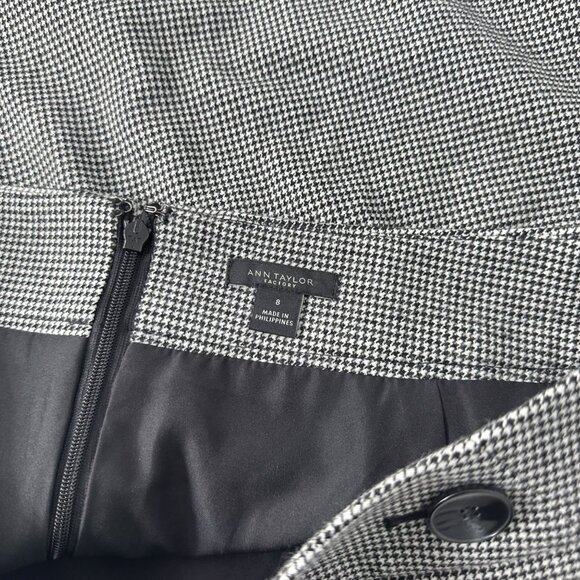 Ann Taylor Factory Women SZ 8 Black Houndstooth Button Accent Knee Skirt Lined - Picture 8 of 9